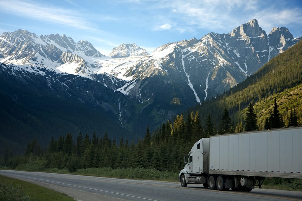 camion de transport de marchandises sur une autoroute