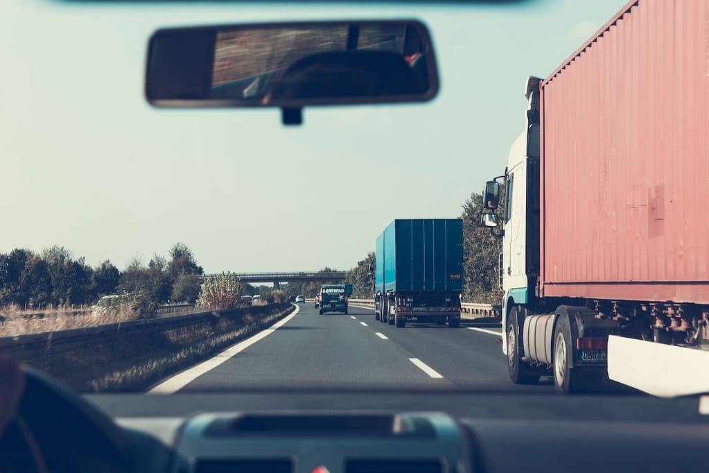 vue de deux fourgons de transport de marchandise qui circulent sur la route