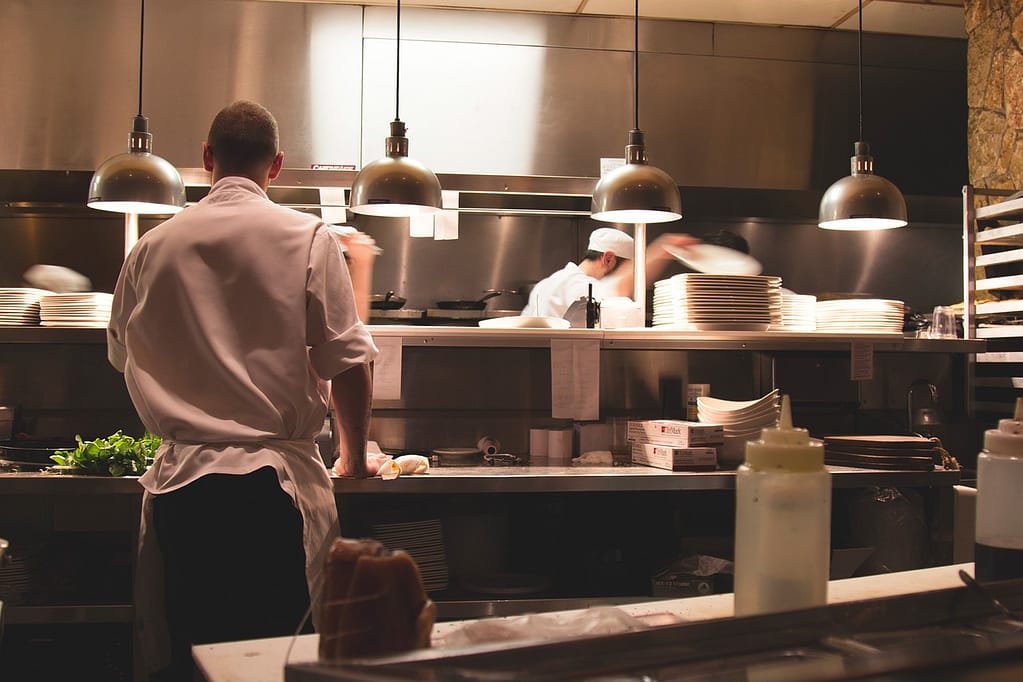 cuisiniers qui préparent des plats dans une dark kitchen