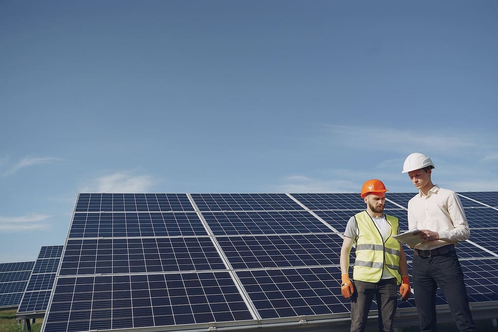 deux électriciens sur un site de parc solaire