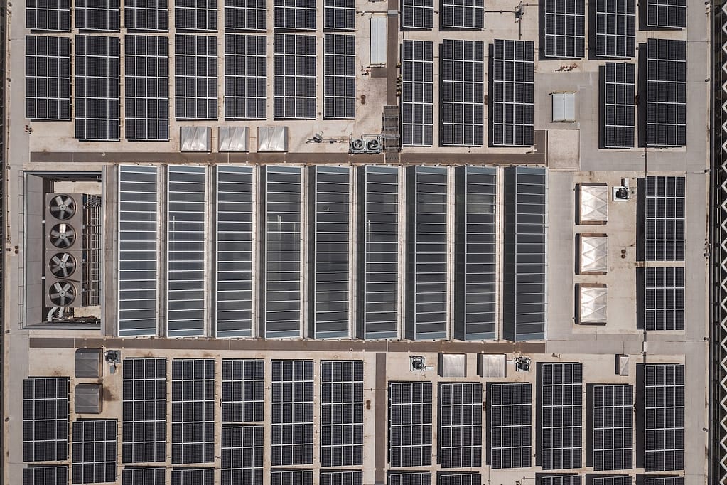 panneaux solaires installés sur un toit