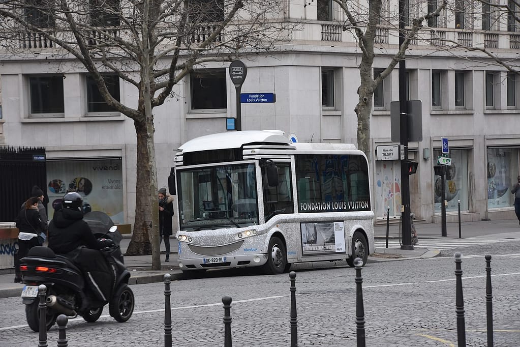bus qui se déplace à Paris