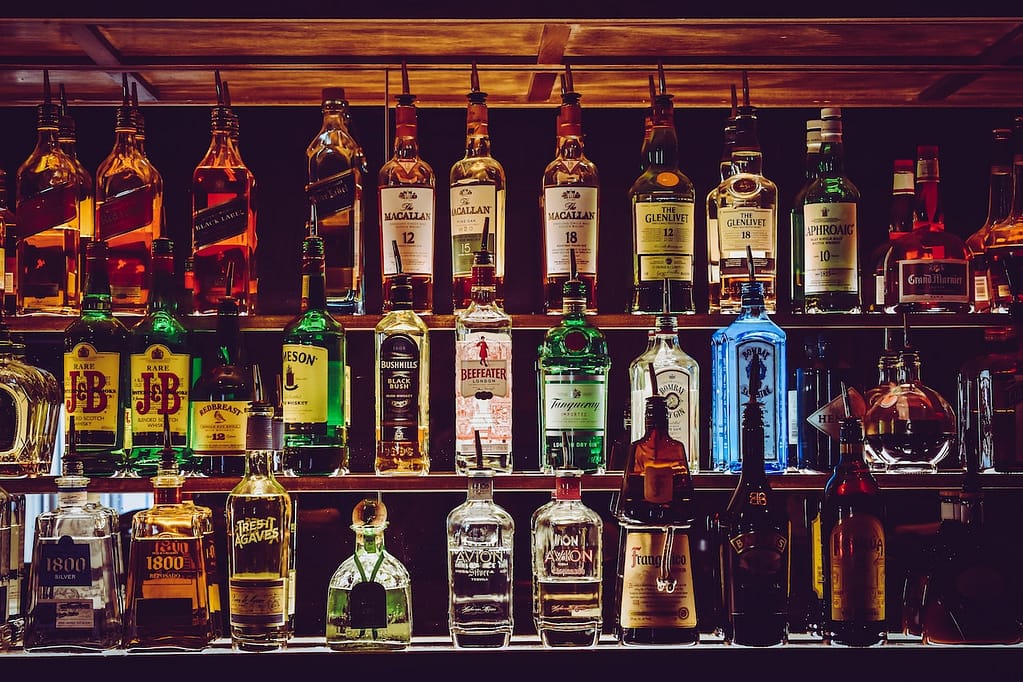 rangée de bouteilles d'alcool dans un bar