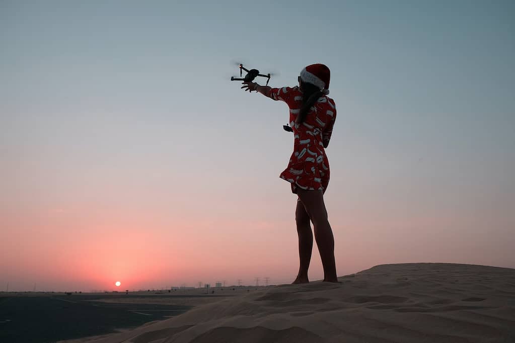 femme qui lance un drone dans les airs