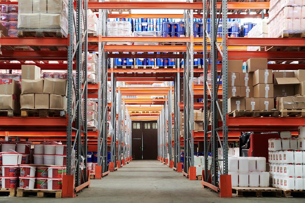 un entrepôt rempli de produits qui attendent d'être envoyés