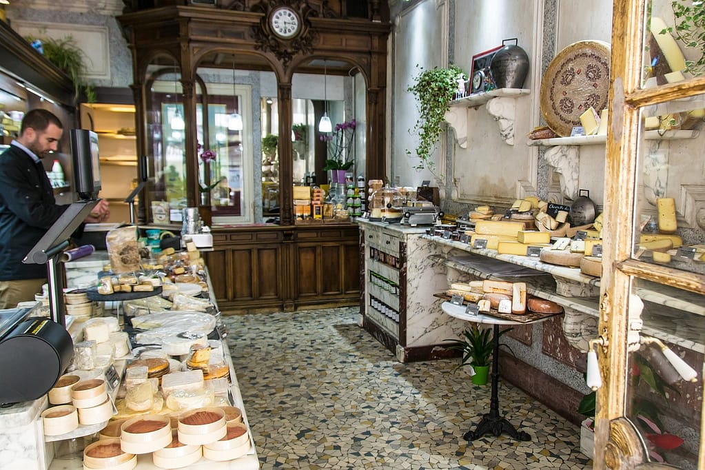 fromagerie remplie de divers types de fromage