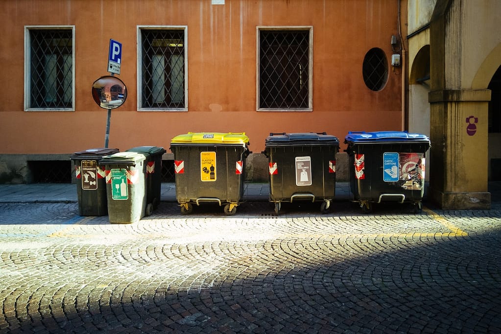 plusieurs poubelles pour différents types de déchets