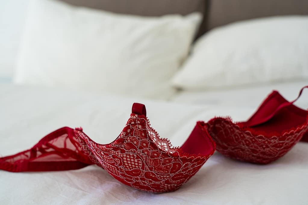 soutien-gorge en dentelle de couleur rouge
