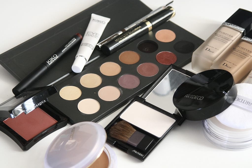 palette de maquillage, fonds de teint, pinceau, crème, etc.