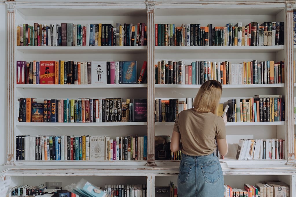 femme qui lit dans une librairie