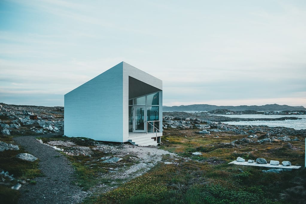 tiny house isolée au bord de mer