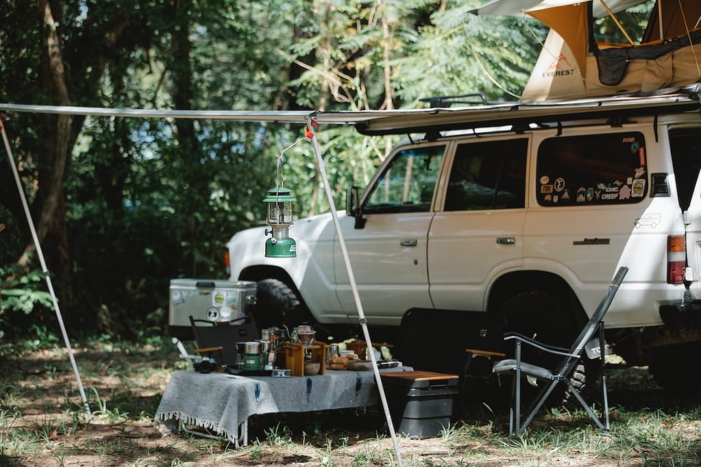 véhicule tout-terrain installé dans un camping