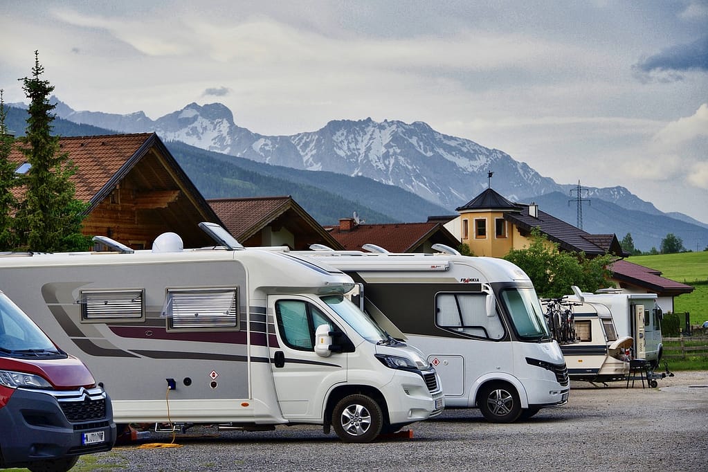 camping-cars sur une aire de stationnement dans les montagnes