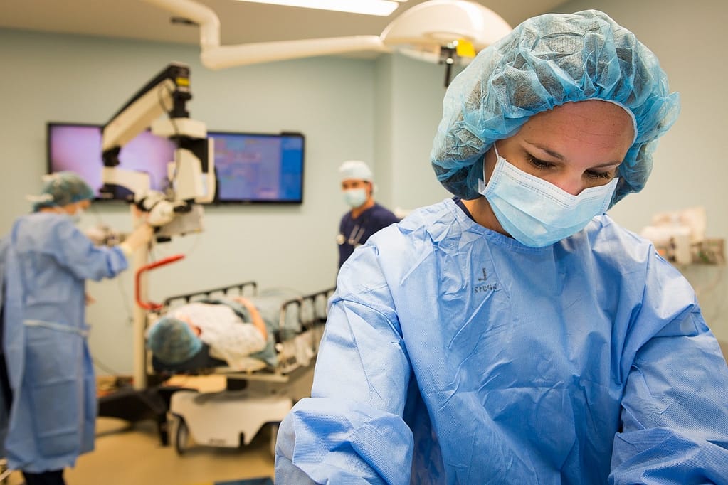 docteure en charge d'une opération dans une clinique