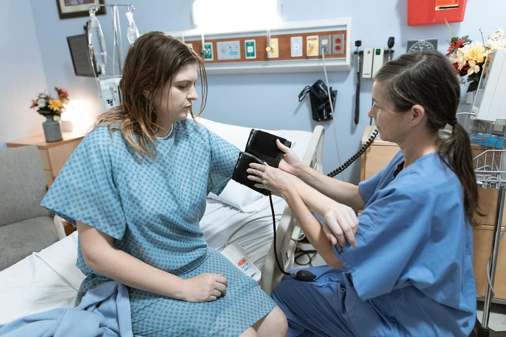 docteure qui prend la tension d'une patiente dans une clinique
