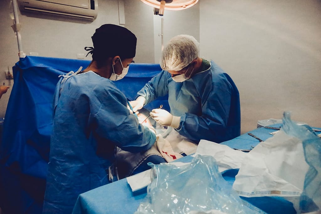 opération de chirurgie en cours dans une clinique privée