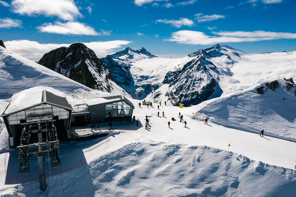 sommet d'une montagne avec un télésiège