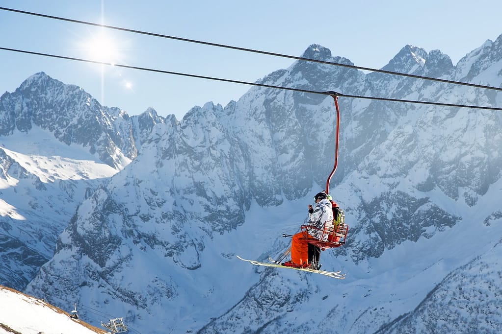 deux skiers sur un télésiège
