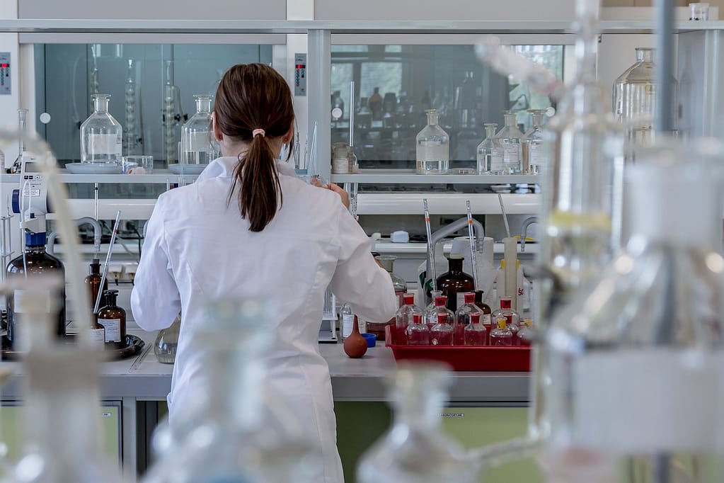 femme dans un laboratoire de biologie médicale