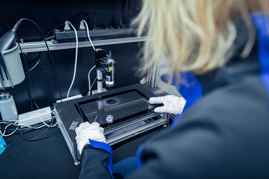 technicienne dans une usine de verre
