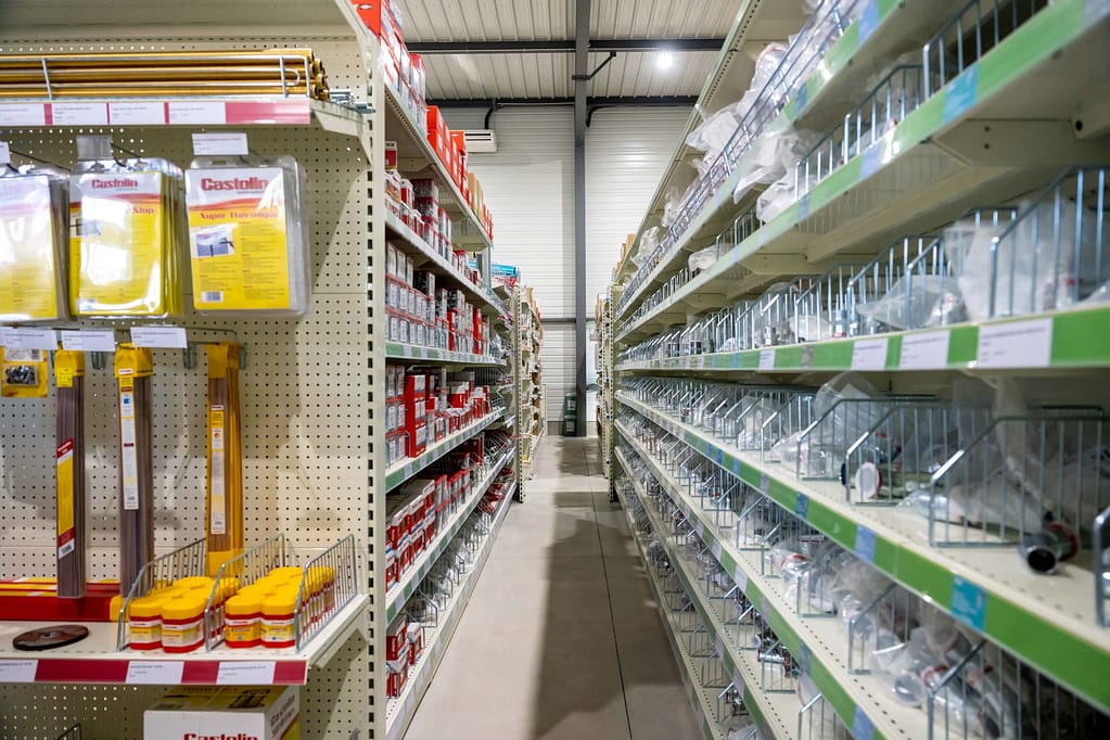 Étagères remplies de pièces détachées