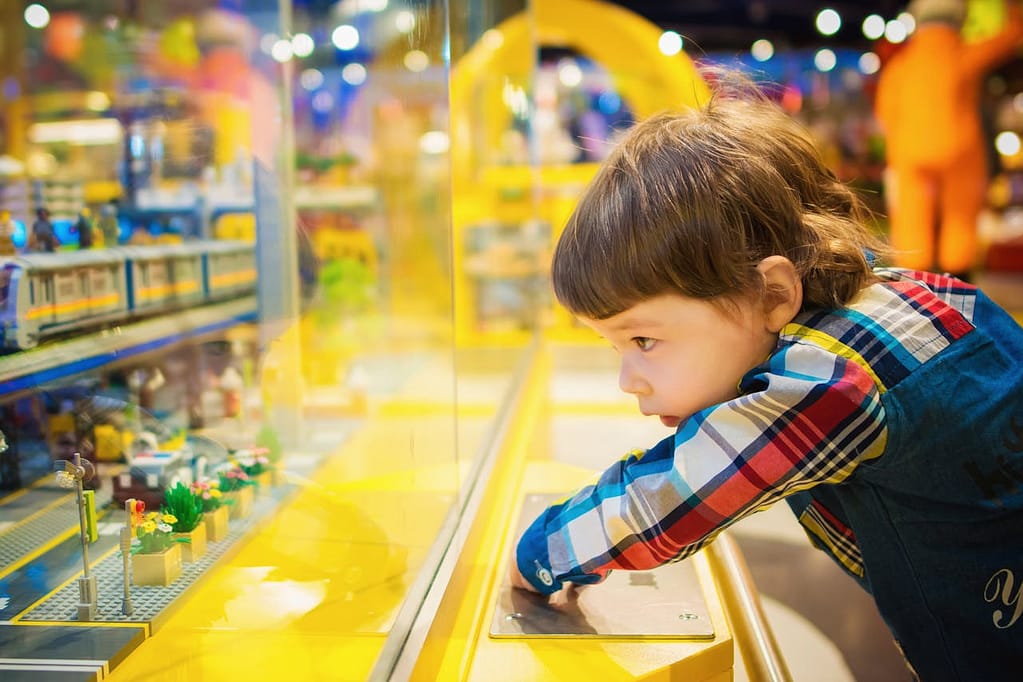 Un enfant dans un magasin de jouets