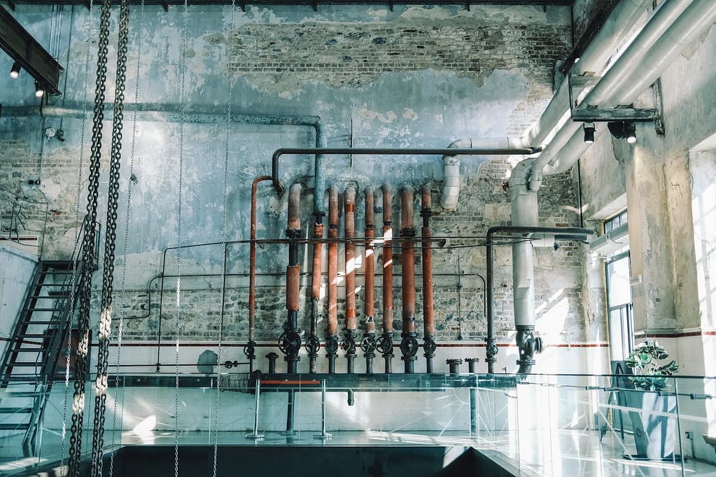 ancienne installation industrielle avec de la robinetterie