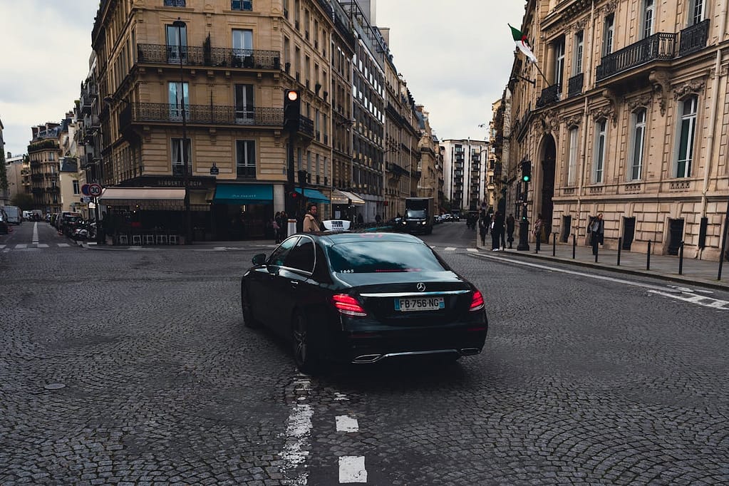 un taxi dans les rues de Paris
