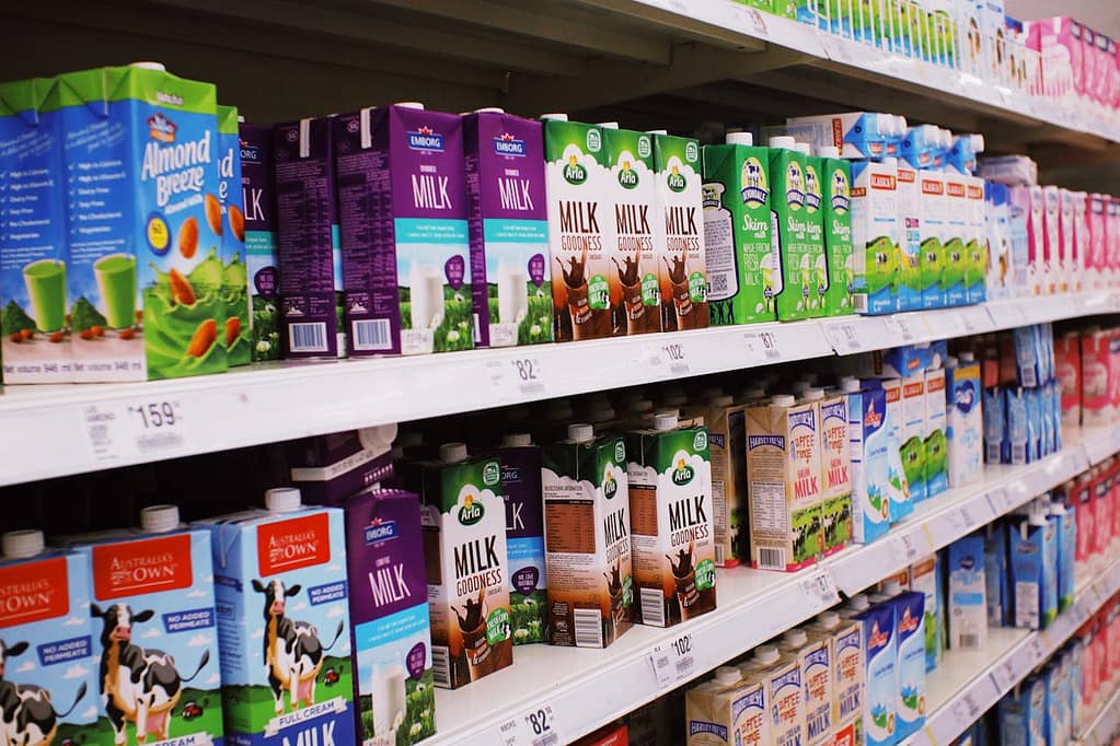 boites de lait en carton dans une grande surface