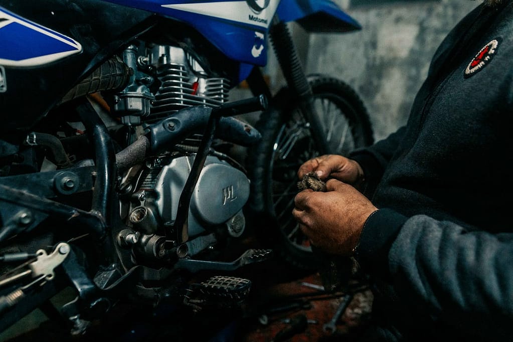 réparation d'un scooter dans un garage spécialisé