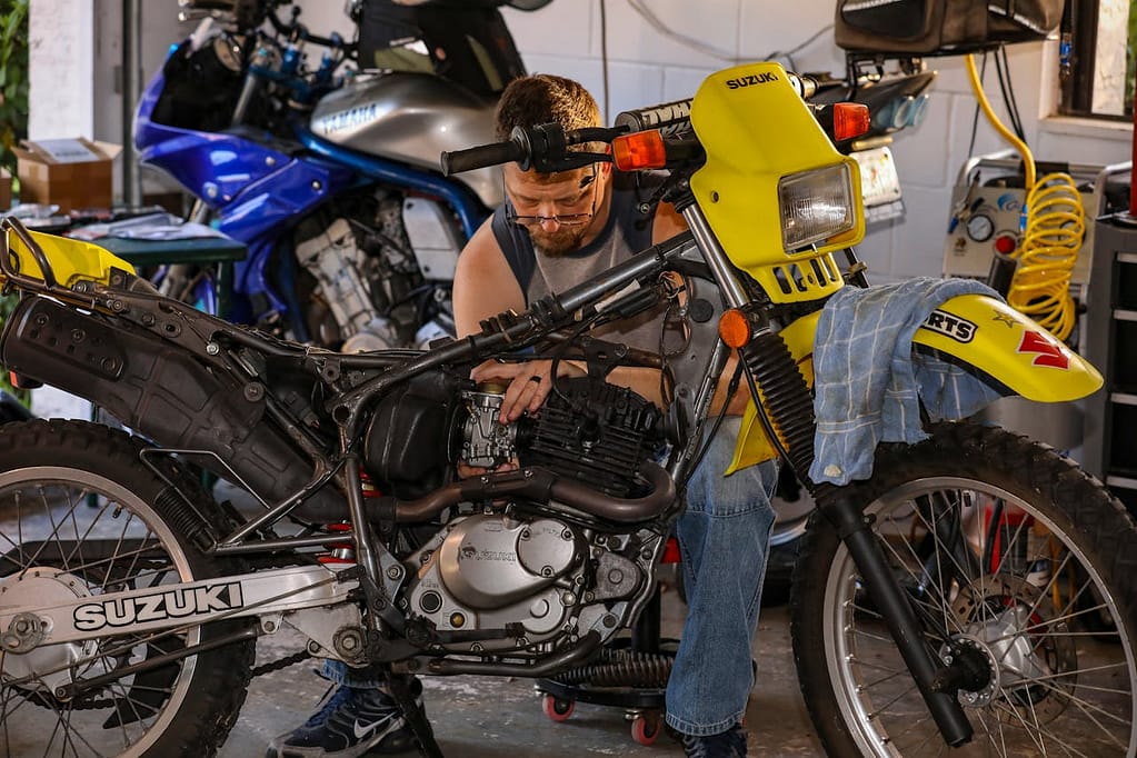 mécano qui répare une moto de sport
