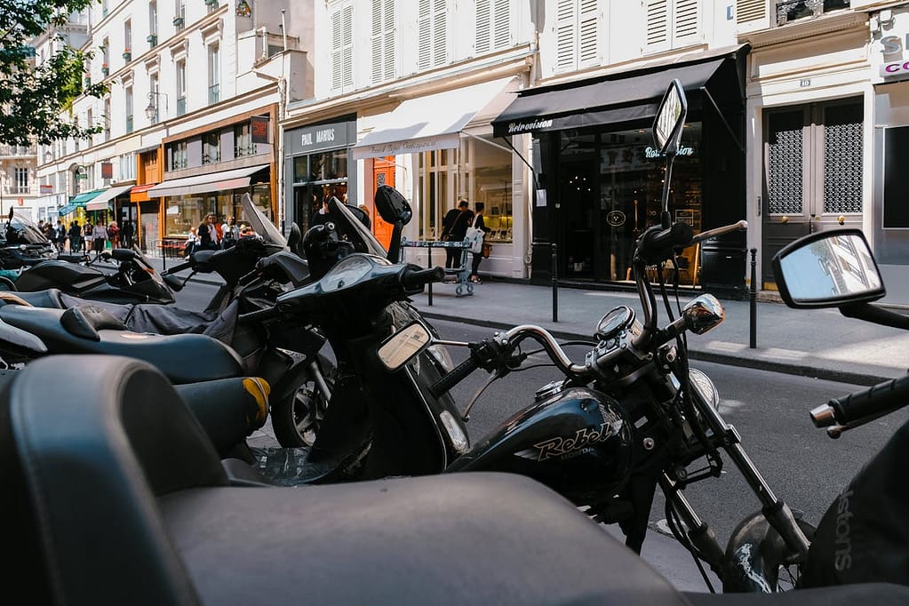 motos et scooters garés dans une rue parisienne