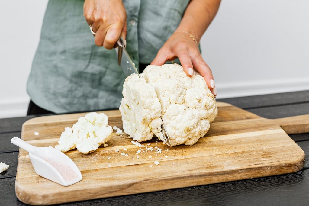 cuisinière qui découpe un chou-fleur