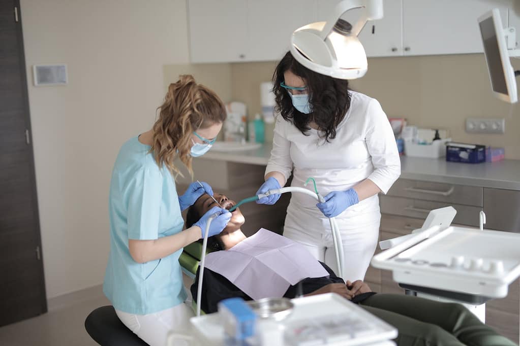 dentistes qui traitent les dents d'un patient