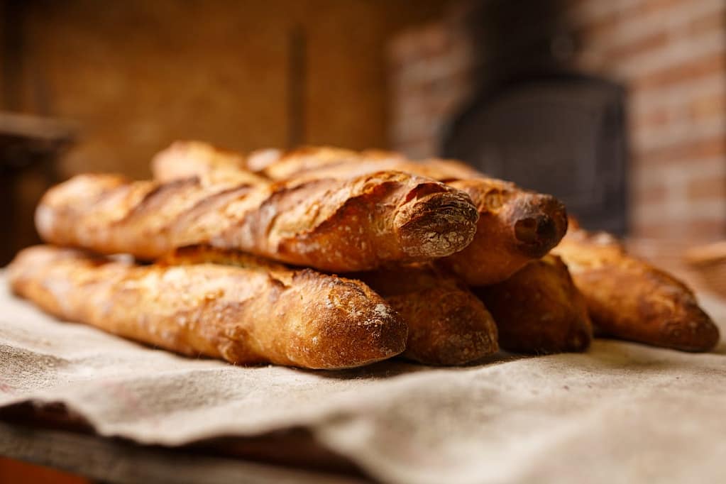 baguettes qui sortent du four d'une boulangerie