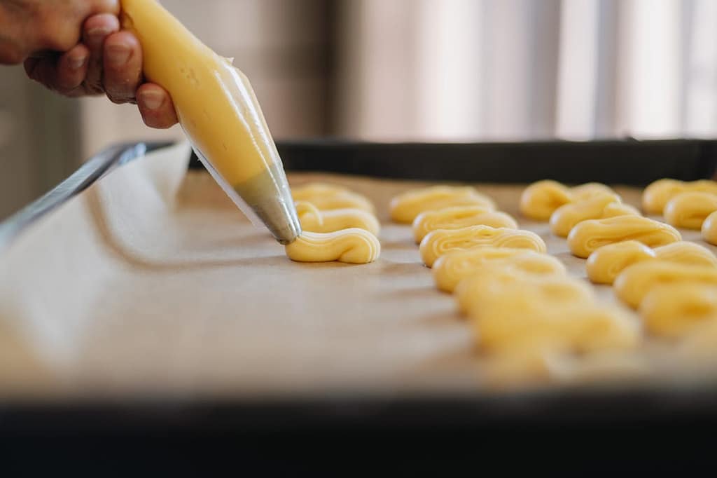 utilisation d'une poche remplie de crème pâtissière