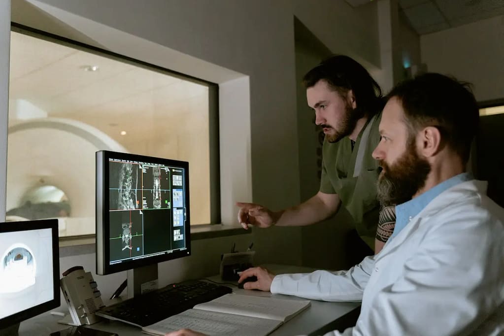 deux docteurs qui travaillent sur un logiciel d'imagerie médicale