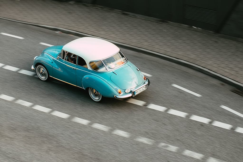voiture vintage sur une route