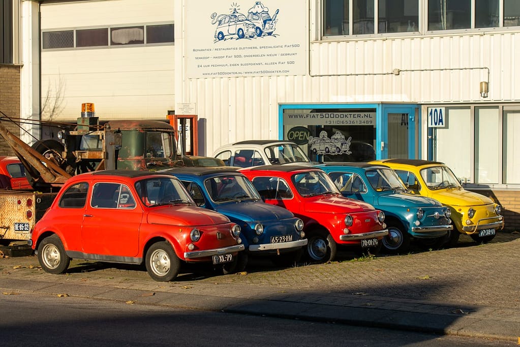 garage qui répare des voitures Fiat de collection