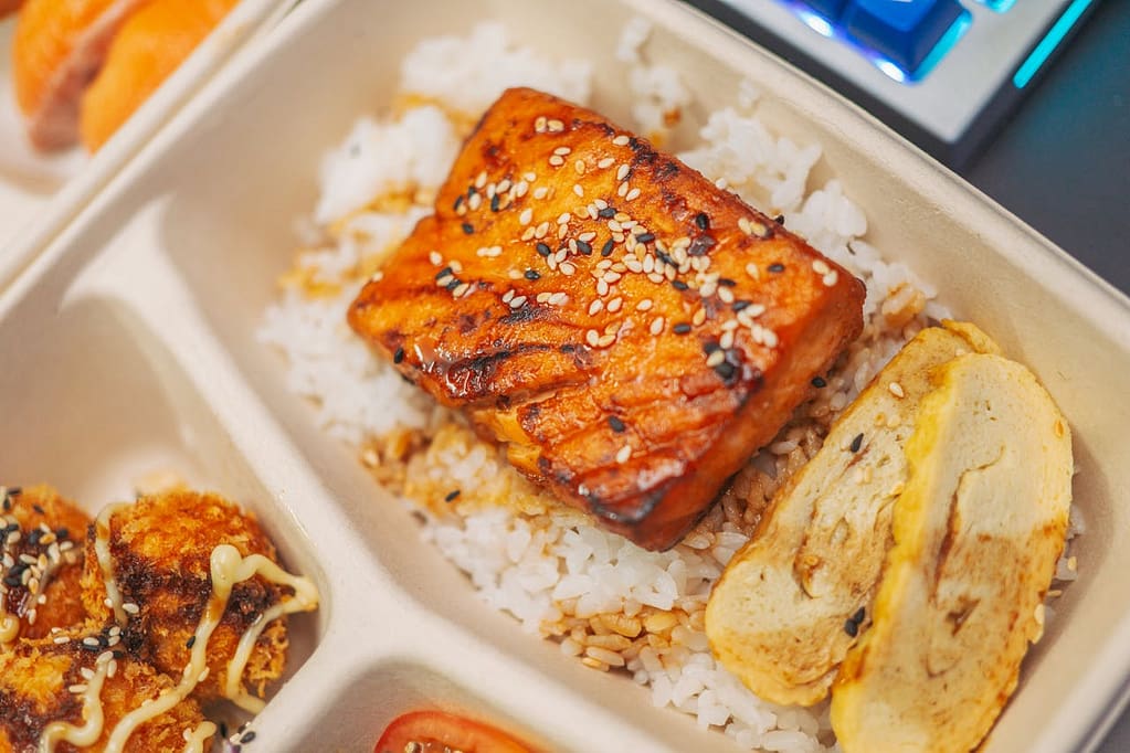 plats cuisinés avec du riz et du saumon