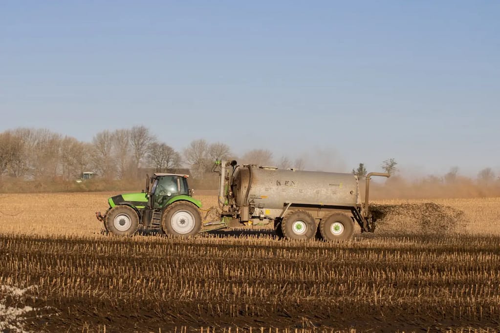 tracteur qui répand du fumier également utilisé pour la production de biogaz