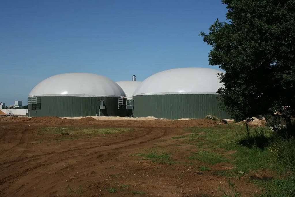 centrale de production de bio gaz au milieu d'un champ