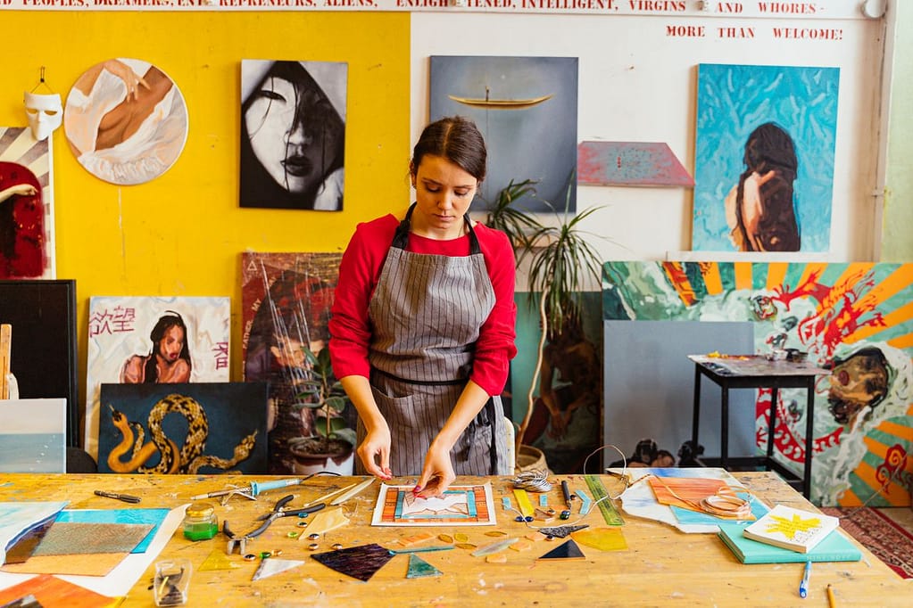 atelier créatif avec une artisan