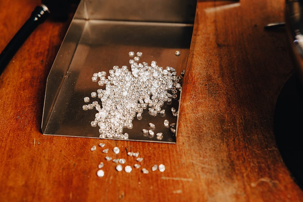 multitude de diamants blancs posés sur une table
