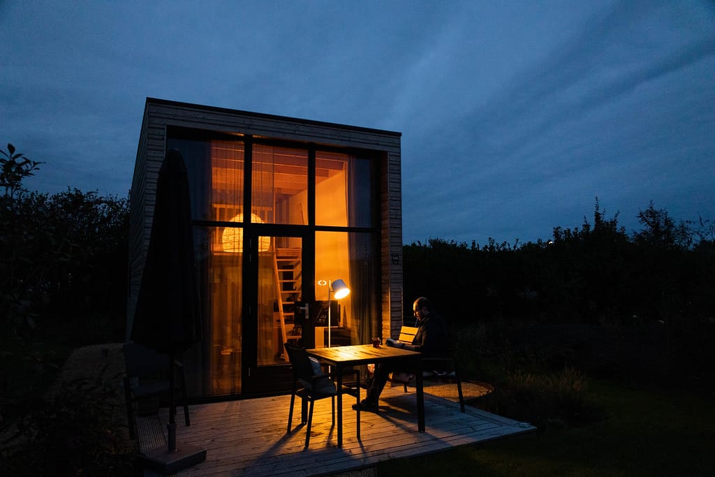 extérieur d'une tiny house fixe avec une véranda