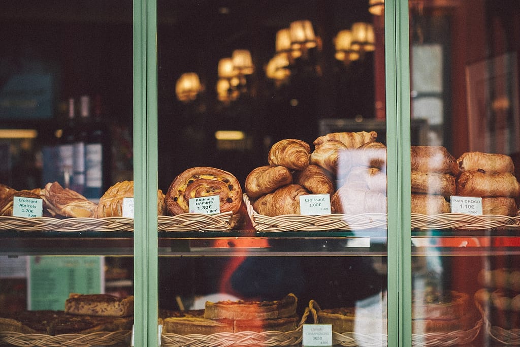 devanture d'une boulangerie avec plusieurs pains et viennoiseries