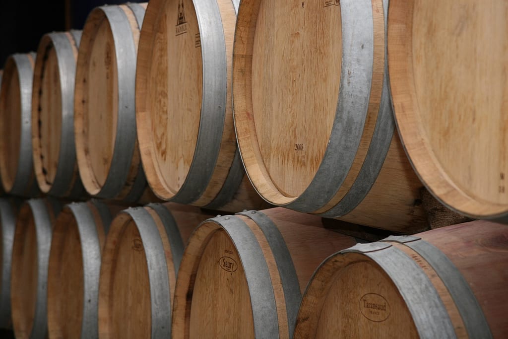 tonneaux utilisés pour le vieillissement du vin de Bordeaux
