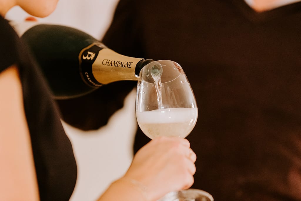 femme qui verse du champagne dans une flute