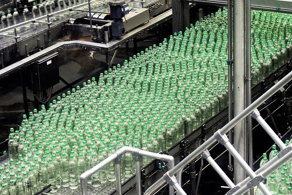 chaîne de production de bouteilles d'eau dans une usine