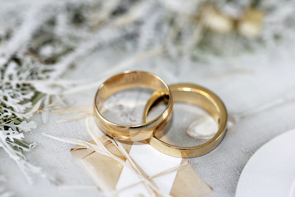 deux bagues de mariage en or